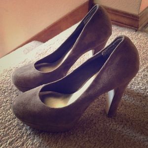 Jessica Simpson taupe heels